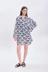 Camisa casual de manga larga con cuello clásico y botones frontales. Estampado geométrico en color azul sobre fondo blanco.