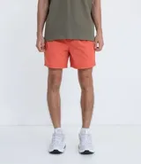 Bermuda short color naranja, de corte recto, con cintura elástica y bolsillos laterales.