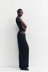 Musculosa marrón con cuello alto.