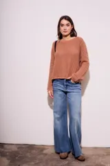 Sweater de punto color ladrillo con textura calada y lurex.