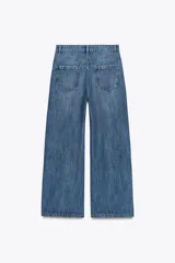 Pantalón de jean azul oscuro, de corte wide leg y tiro medio, con cinco bolsillos y cierre frontal con cremallera y botón metálico.
