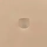 Anillo ancho de plata 925 con forma rectangular redondeada.