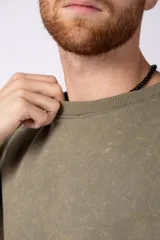 Remera marrón de algodón rústico con corte oversize, mangas cortas y costuras al corte.