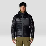 Campera negra con capucha, acolchada con poliéster reciclado. Tiene cierre frontal, bolsillo en el pecho con cierre, dos bolsillos laterales con cierre, puños elásticos y dobladillo ajustable. Se puede guardar en su propio bolsillo.