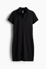 Vestido corto ajustado de punto de algodón negro, con cuello tipo polo, abertura en V y mangas cortas.