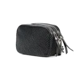Bandolera negra de símil cuero con diseño texturizado. Tiene formato rectangular, acceso con cierre, correa regulable y herrajes plateados. Cuenta con dos compartimentos, un bolsillo interno con cierre, un bolsillo interno abierto y un bolsillo externo con botón imantado. El interior está forrado en tela de algodón y poliéster.