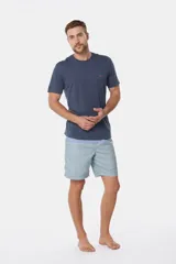 Short de baño clásico a rayas horizontales en tonos celeste y azul, con cintura elástica y cordón ajustable. Incluye dos bolsillos laterales y suspensor de malla fina.