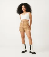 Short de sastrería con estampado de cuadros color beige y marrón, con trabillas en la cintura, cierre con botón y cremallera, y bajo doblado.