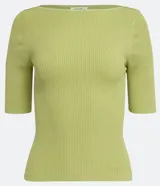 Blusa de punto acanalado color salmón, con escote barco (canoa) y mangas cortas.