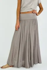 Pollera larga de algodón color gris, con cintura ancha elastizada.