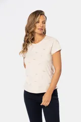 Remera color beige con estampado de aves en tonos celeste, lila y dorado.