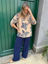 Pantalón azul de pana con corte palazzo, cintura alta con elástico y cordón ajustable.