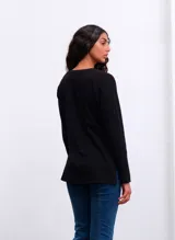 Remera negra de mangas largas con escote en V y tajos laterales.