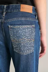 Pantalón de jean de tiro medio y corte wide leg, color azul, con apliques de strass plateados.