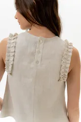 Musculosa negra de lino con cuello redondo y volados en los hombros.