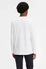 Remera blanca de manga larga con logo de Levi's en el pecho.