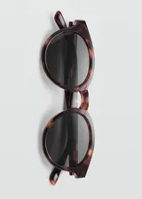 Gafas de sol de diseño redondo con montura de pasta en estampado de carey. Cuentan con cristales oscuros que ofrecen protección UV total con filtro de categoría 3 y están fabricadas con policarbonato reciclado.