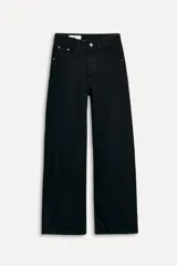Pantalón de jean negro de corte amplio, tiro alto, con trabillas y cinco bolsillos. Cierre frontal con cremallera y botón metálico.