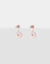 Aros pasantes dorados con flores esmaltadas en blanco y rosa, strass rosado y cierre de tope a presión.