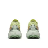 Zapatillas deportivas Merrell Agility Peak 5, color crema con detalles en amarillo y suela verde.