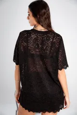 Remerón negro de encaje con mangas cortas.