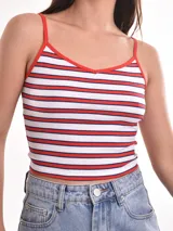 Musculosa negra de breteles finos y corte ajustado.