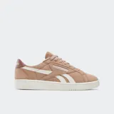 Championes urbanos Reebok Club C Grounds UK color marrón claro, confeccionados en gamuza con detalles en cuero blanco y suela de goma.
