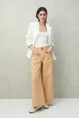 Pantalón wide leg color beige de algodón, con bolsillos delanteros con solapa y cierre con dos botones.