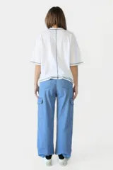 Pantalón de denim celeste, de corte recto y tiro alto, con bolsillos laterales y traseros.
