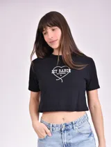 Remera corta blanca con estampa frontal de texto "Los Angeles" y una rosa en color rosa.