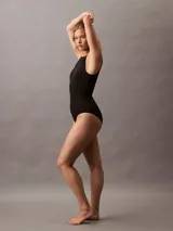 Body negro sin mangas, con escote redondo y corte ajustado.