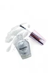 Esmalte de uñas con brillo en color plateado, ideal para decoraciones llamativas.