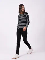 Remera marrón de manga larga con cuello redondo y detalle de botones dorados en los hombros.