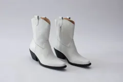 Botas texanas blancas de cuero con bordados decorativos y cierre lateral. Taco cubano de altura media y suela negra.