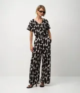 Pantalón de mujer modelo wide leg, con cintura elástica y estampado abstracto en blanco y negro. Confeccionado en tejido piqué de viscosa certificada.
