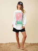 Sweater blanco con estampado de sol, olas y texto en rosa y verde.