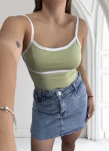 Body verde con breteles finos blancos y ribete blanco en escote y bajo busto.