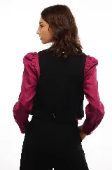 Chaleco de vestir blanco con solapas, cierre abotonado y hebilla ajustable en la espalda.