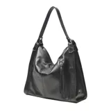 Cartera tipo hobo de cuero negro con diseño tejido y asa de hombro.