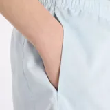 Short deportivo New Balance modelo Sport Essential 3, color celeste. Confeccionado en tejido elástico con tecnología NB DRY que absorbe la humedad, cuenta con bolsillos laterales, forro transpirable incorporado y logotipo de la marca.