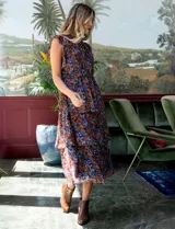 Vestido de gasa estampada con flores, corte maxi, sin mangas y aberturas en la espalda.