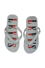 Chinelas blancas con logo Levi's estampado en rojo y negro.