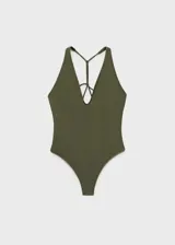 Traje de baño entero color verde oliva con escote en V y tirantes cruzados en la espalda.
