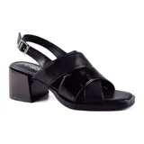 Sandalias negras de cuero con taco bajo y tiras cruzadas.
