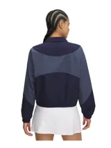 Campera deportiva Under Armour Rival Woven para mujer, color lila y blanco, con cierre frontal, cuello alto y logo bordado en el pecho.