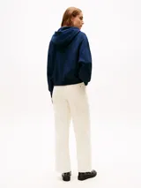 Buzo azul marino con capucha y cordones ajustables. Logo de la marca bordado en el pecho.