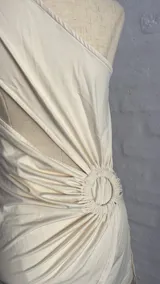 Minivestido blanco de fiesta, con un solo hombro y drapeado lateral.