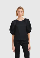 Remera negra de algodón con mangas abullonadas, cuello a la base y corte holgado.