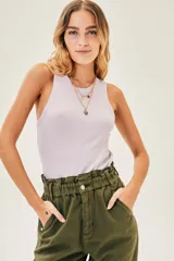 Top sin mangas color lila claro, de tejido acanalado y corte ajustado al cuerpo.