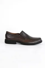 Zapato marrón de cuero liso, con puntera cuadrada y elásticos laterales.